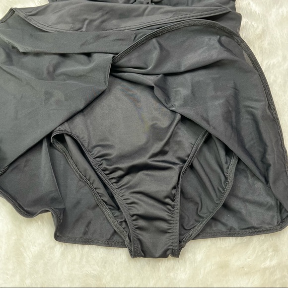 NWOT Miraclesuit Bandeau One-Piece Embellished Swimsuit in Black Size 8 - Picture 6 of 12